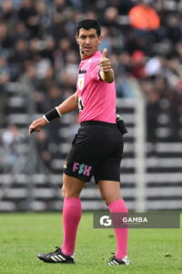 Leodán González, árbitro central, Torneo Clausura. Estadio María Mincheff de Lazaroff.