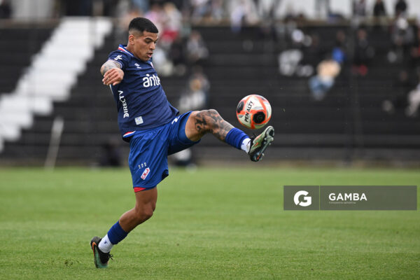 Diego Romero, de Nacional, Torneo Clausura. Estadio María Mincheff de Lazaroff.