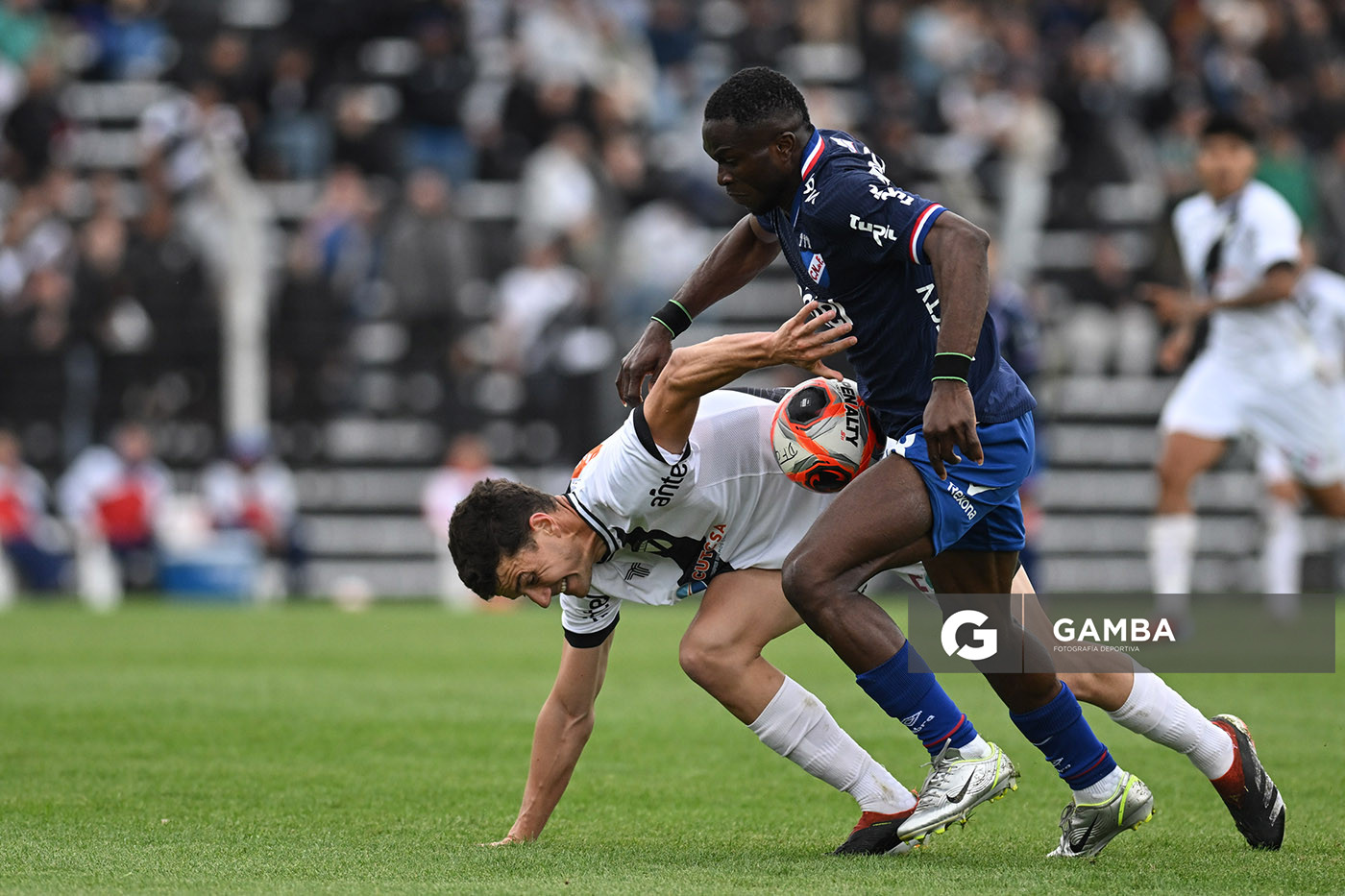 Christian Ébere, de Nacional, Torneo Clausura. Estadio María Mincheff de Lazaroff.
