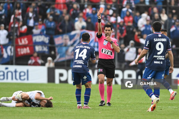 Leodán González, árbitro central, Torneo Clausura. Estadio María Mincheff de Lazaroff.