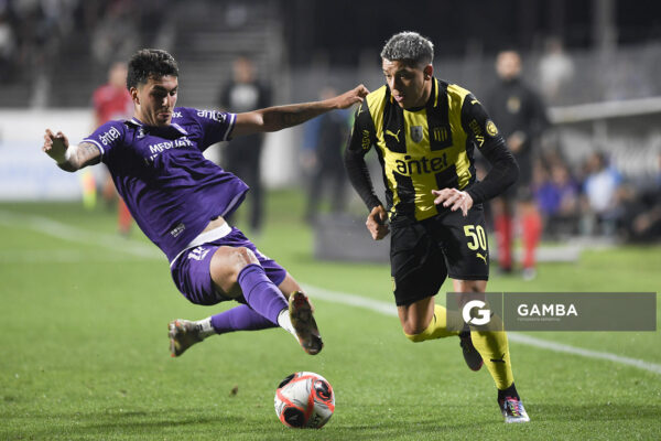 Diego Abreu, de Defensor Sporting. Diego García, de Peñarol. Copa AUF Uruguay. Estadio Parque Alfredo V. Viera.