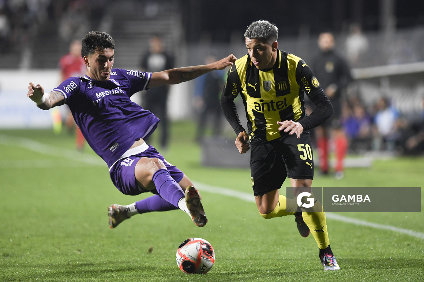 Diego Abreu, de Defensor Sporting. Diego García, de Peñarol. Copa AUF Uruguay. Estadio Parque Alfredo V. Viera.