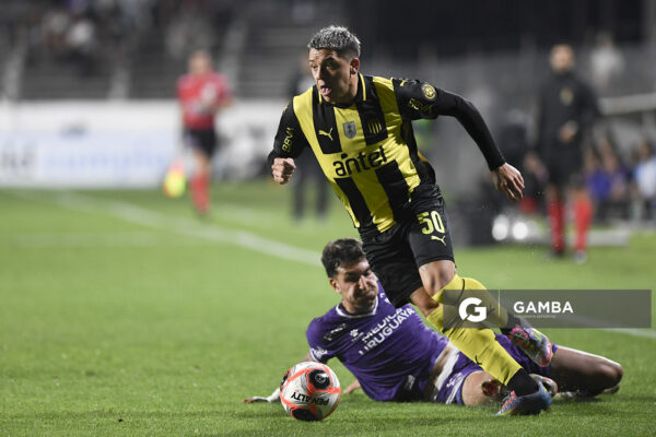 Diego Abreu, de Defensor Sporting. Diego García, de Peñarol. Copa AUF Uruguay. Estadio Parque Alfredo V. Viera.