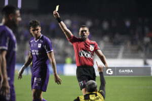 Santiago Motta, árbitro central, Copa AUF Uruguay. Estadio Parque Alfredo V. Viera.