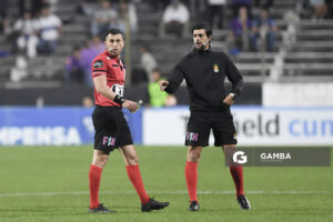 Santiago Motta, árbitro central, y Federico Arman, cuarto árbitro. Copa AUF Uruguay. Estadio Parque Alfredo V. Viera.