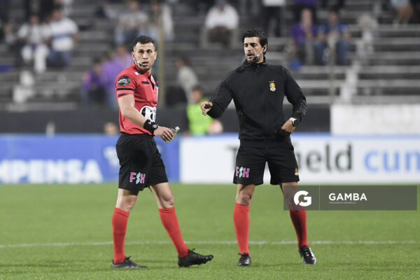 Santiago Motta, árbitro central, y Federico Arman, cuarto árbitro. Copa AUF Uruguay. Estadio Parque Alfredo V. Viera.