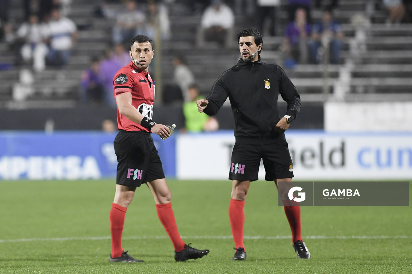 Santiago Motta, árbitro central, y Federico Arman, cuarto árbitro. Copa AUF Uruguay. Estadio Parque Alfredo V. Viera.