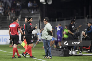 Santiago Motta, árbitro central, y Federico Arman, cuarto árbitro. Copa AUF Uruguay. Estadio Parque Alfredo V. Viera.