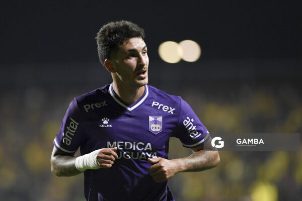 Diego Abreu, de Defensor Sporting, Copa AUF Uruguay. Estadio Parque Alfredo V. Viera.