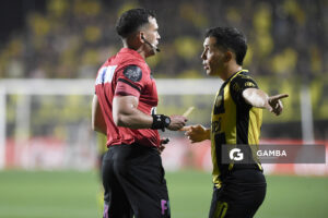 Santiago Motta, árbitro central, Copa AUF Uruguay. Estadio Parque Alfredo V. Viera.