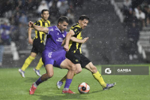 Juan Viacaba, de Defensor Sporting. Maximiliano Silvera, de Peñarol. Copa AUF Uruguay. Estadio Parque Alfredo V. Viera.
