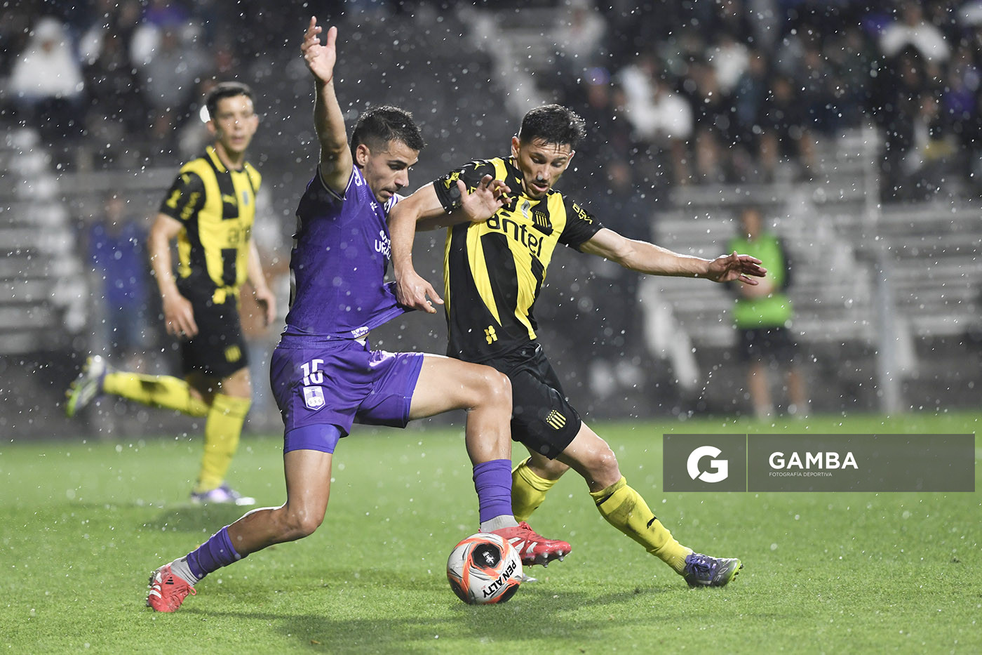 Juan Viacaba, de Defensor Sporting. Maximiliano Silvera, de Peñarol. Copa AUF Uruguay. Estadio Parque Alfredo V. Viera.