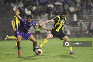 Juan Viacaba, de Defensor Sporting. Maximiliano Silvera, de Peñarol. Copa AUF Uruguay. Estadio Parque Alfredo V. Viera.