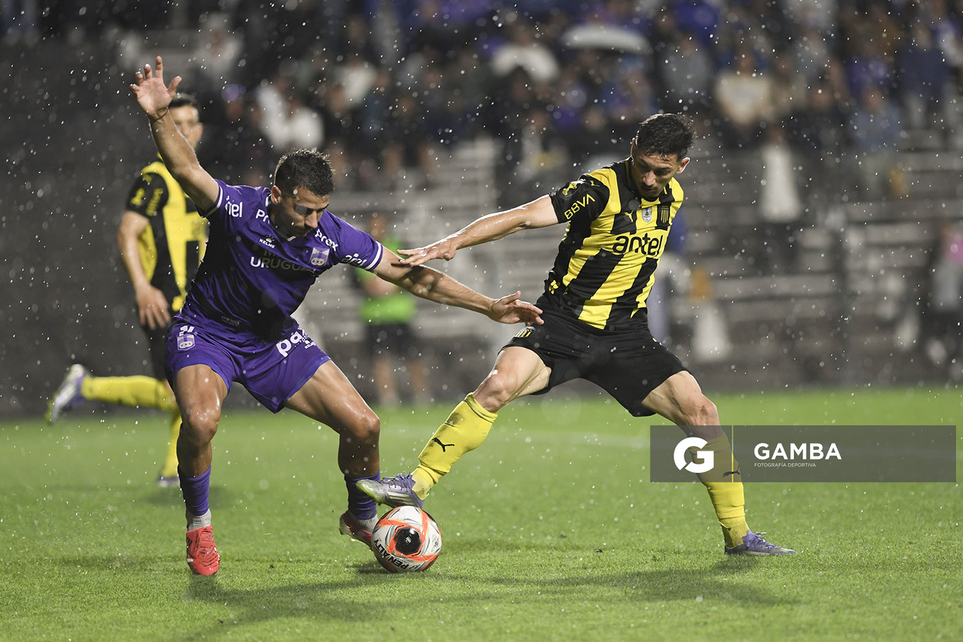 Juan Viacaba, de Defensor Sporting. Maximiliano Silvera, de Peñarol. Copa AUF Uruguay. Estadio Parque Alfredo V. Viera.