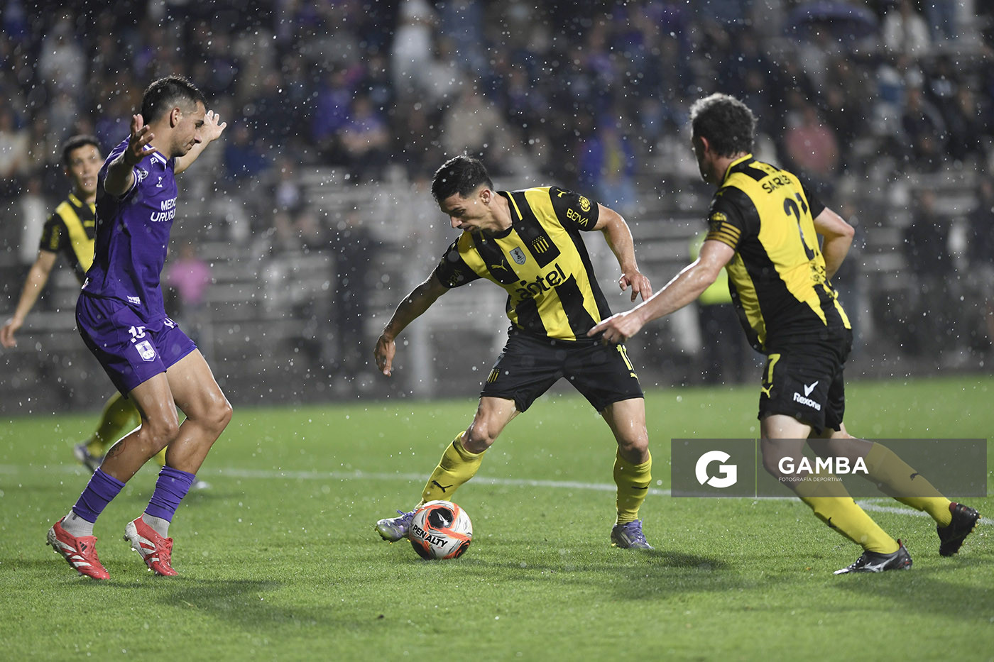 Maximiliano Silvera, de Peñarol. Copa AUF Uruguay. Estadio Parque Alfredo V. Viera.