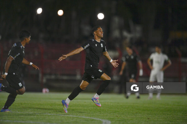 Esteban da Silva, de Racing, Copa AUF Uruguay. Estadio Campeones Olímpicos.