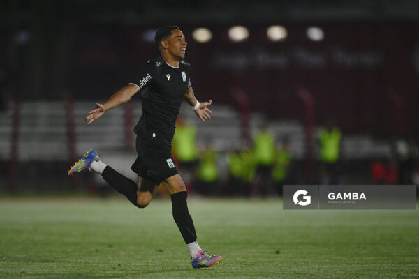 Esteban da Silva, de Racing, Copa AUF Uruguay. Estadio Campeones Olímpicos.