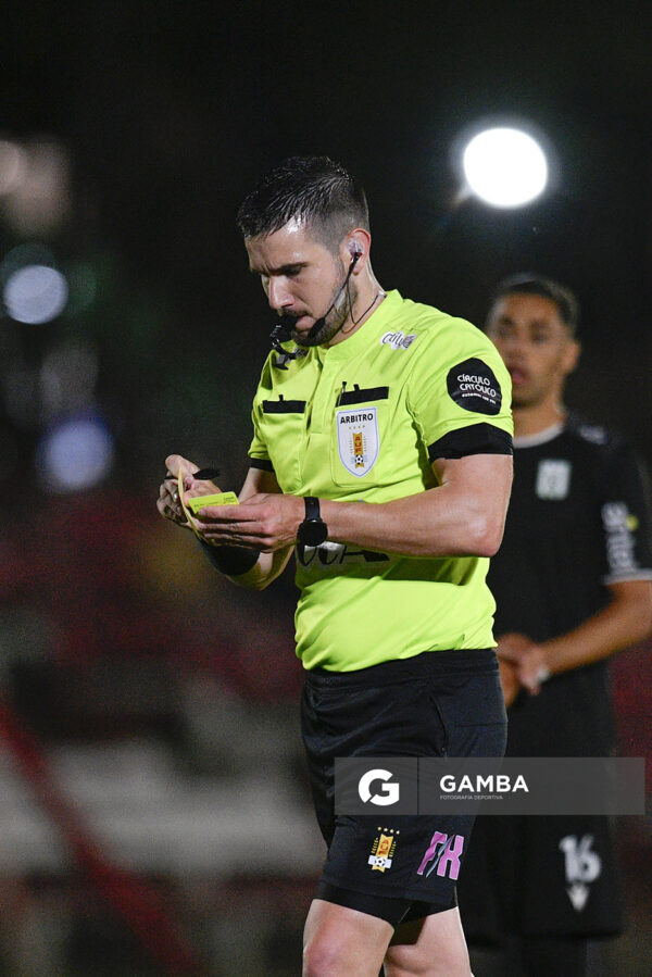 Bruno Sacarelo, árbitro central, Copa AUF Uruguay. Estadio Campeones Olímpicos.