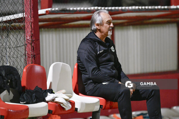 Alberto Mena, director técnico de Plaza Colonia, Copa AUF Uruguay. Estadio Campeones Olímpicos.