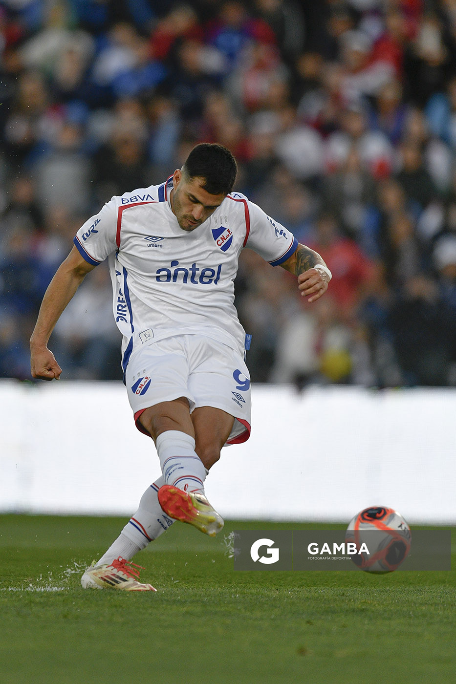 Maximiliano Gómez, de Nacional, Torneo Clausura. Estadio Gran Parque Central.