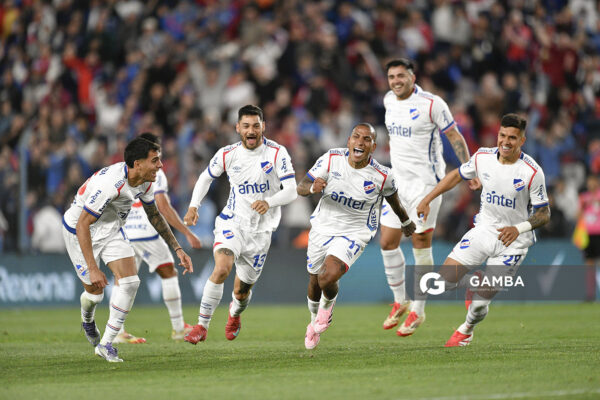 Rómulo Otero, de Nacional, Torneo Clausura. Estadio Gran Parque Central.