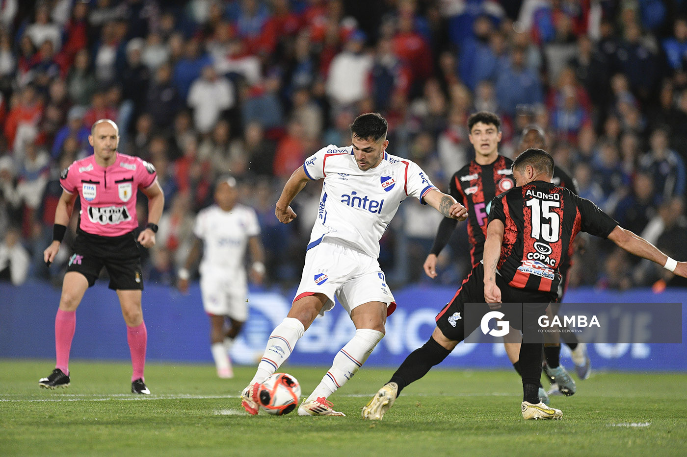 Maximiliano Gómez, de Nacional, Torneo Clausura. Estadio Gran Parque Central.