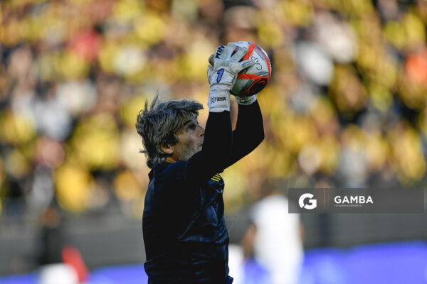 Óscar Ferro, entrenador de arqueros de Peñarol, Torneo Clausura. Estadio Campeón del Siglo.