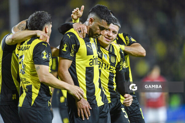 Maximiliano Olivera, de Peñarol, Torneo Clausura. Estadio Campeón del Siglo.