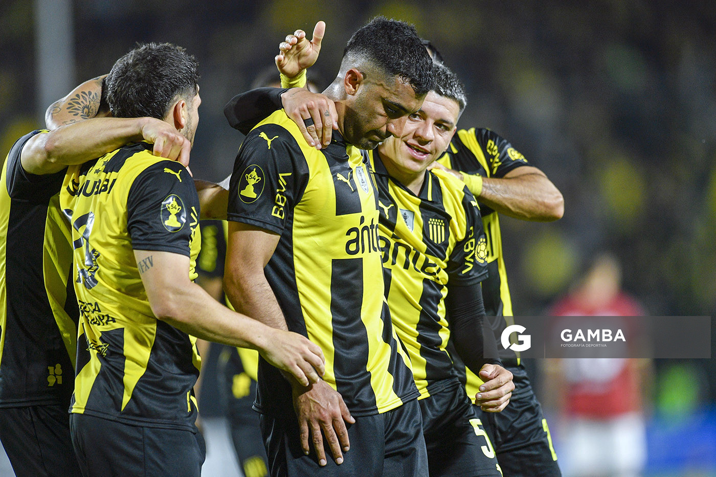 Maximiliano Olivera, de Peñarol, Torneo Clausura. Estadio Campeón del Siglo.