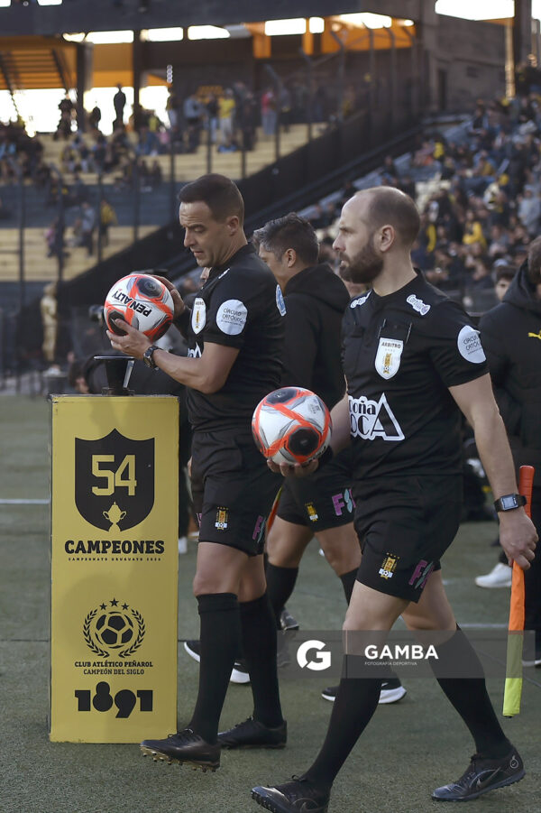 Esteban Ostojich, árbitro central, Torneo Clausura. Estadio Campeón del Siglo.