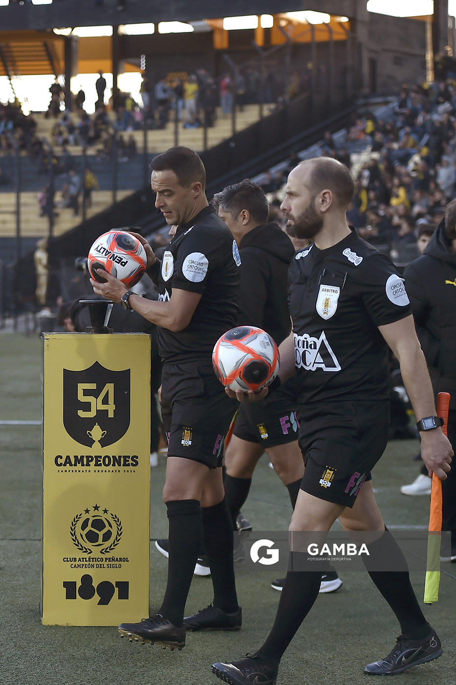 Esteban Ostojich, árbitro central, Torneo Clausura. Estadio Campeón del Siglo.