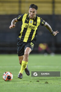 Javier Méndez, de Peñarol, Torneo Clausura. Estadio Campeón del Siglo.