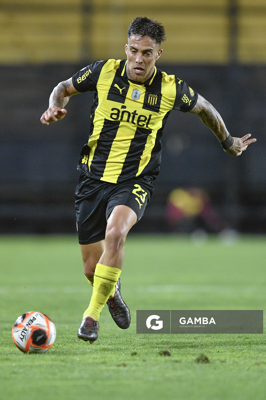 Javier Méndez, de Peñarol, Torneo Clausura. Estadio Campeón del Siglo.