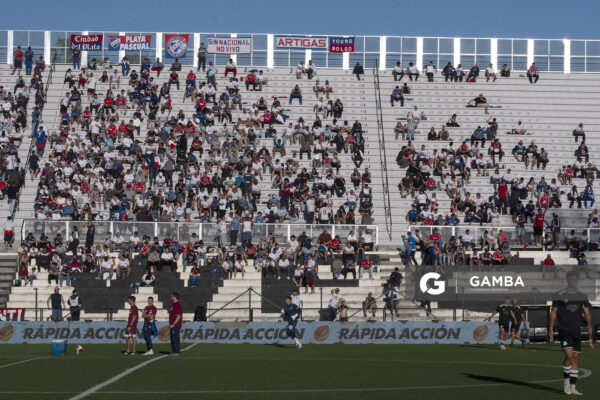 Tribuna Obdulio Varela. Torneo Clausura. Estadio Parque Alfredo V. Viera.