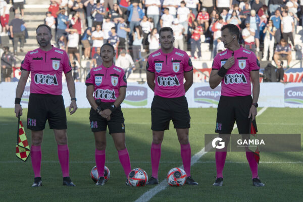 Gustavo Tejera, árbitro central. Torneo Clausura. Estadio Parque Alfredo V. Viera.