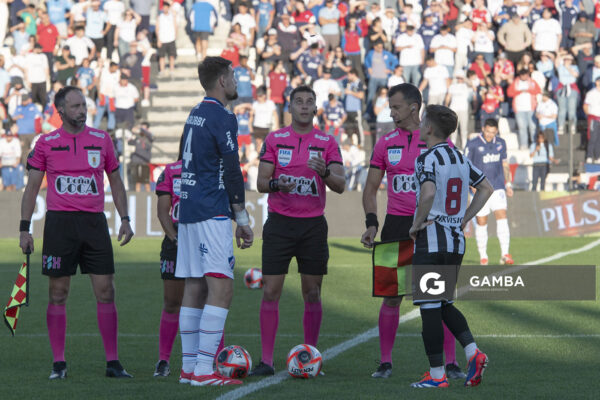 Gustavo Tejera, árbitro central. Torneo Clausura. Estadio Parque Alfredo V. Viera.