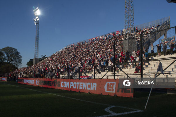 Tribuna Obdulio Varela. Torneo Clausura. Estadio Parque Alfredo V. Viera.
