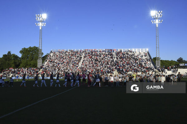 Tribuna Obdulio Varela. Torneo Clausura. Estadio Parque Alfredo V. Viera.