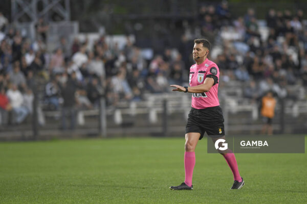 Gustavo Tejera, árbitro central, Torneo Clausura. Estadio Parque Alfredo V. Viera.