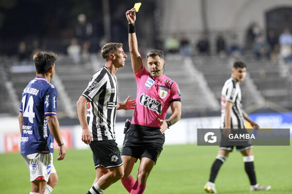 Gustavo Tejera, árbitro central, Torneo Clausura. Estadio Parque Alfredo V. Viera.