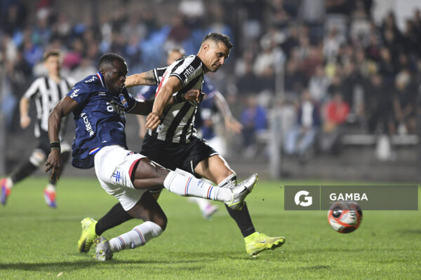 Christian Ébere, de Nacional, Torneo Clausura. Estadio Parque Alfredo V. Viera.