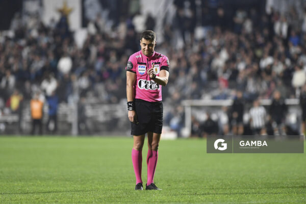 Gustavo Tejera, árbitro central, Torneo Clausura. Estadio Parque Alfredo V. Viera.