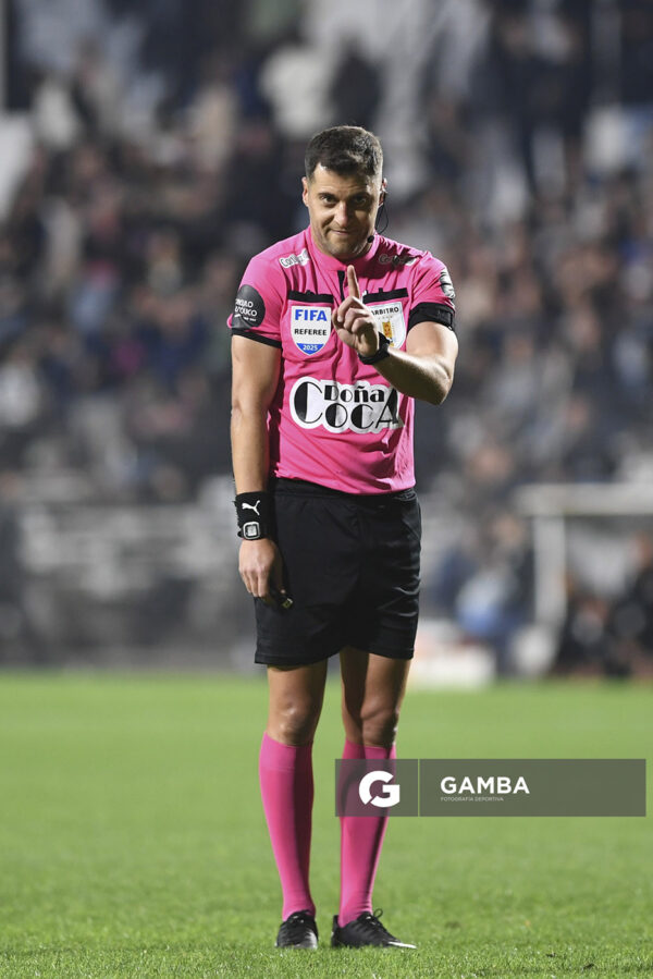 Gustavo Tejera, árbitro central, Torneo Clausura. Estadio Parque Alfredo V. Viera.