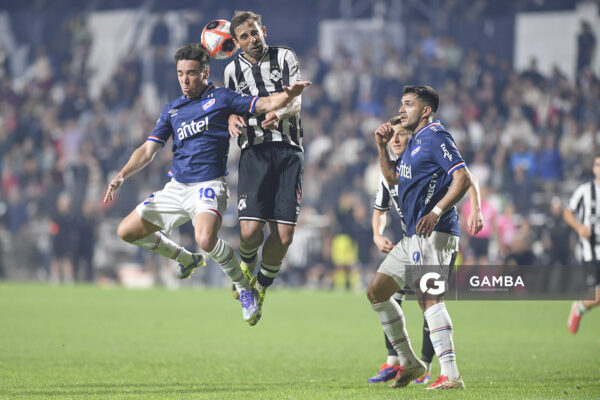 Mauricio Pereyra, de Nacional. Leandro Zaspe, de Wanderers. Torneo Clausura. Estadio Parque Alfredo V. Viera.