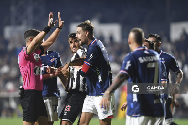 Gustavo Tejera, árbitro central, Torneo Clausura. Estadio Parque Alfredo V. Viera.