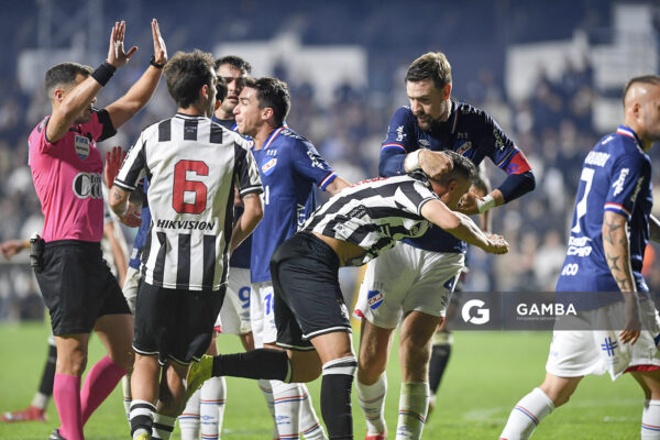 Sebastián Coates, de Nacional. Emiliano García, de Wanderers. Torneo Clausura. Estadio Parque Alfredo V. Viera.