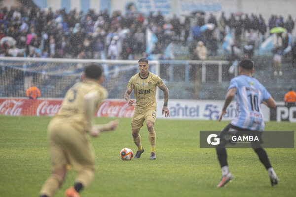 Javier Méndez, de Peñarol, Torneo Clausura. Estadio Luis Tróccoli.
