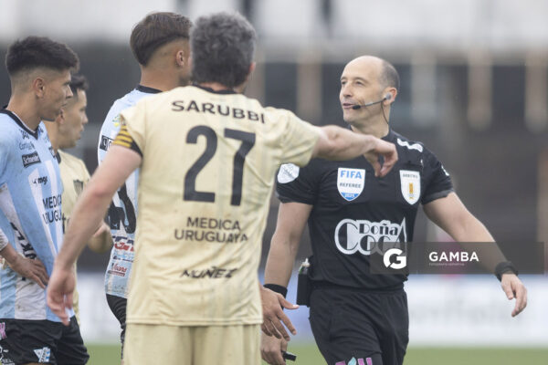 Javier Burgos, árbitro central, Torneo Clausura. Estadio Luis Tróccoli.