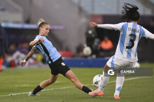 Alaides Paz, de Uruguay, Conmebol Liga de Naciones Femenina . Estadio Centenario.