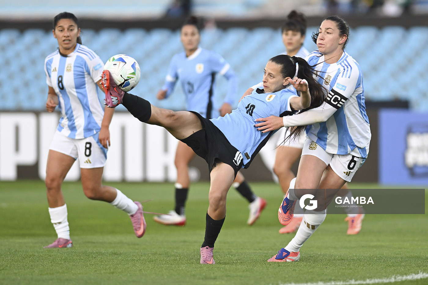 Belén Aquino, de Uruguay, Conmebol Liga de Naciones Femenina . Estadio Centenario.